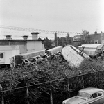 128700 Afbeelding van de ravage na een ontsporing van een goederentrein ter hoogte van de spoorwegovergang in het ...